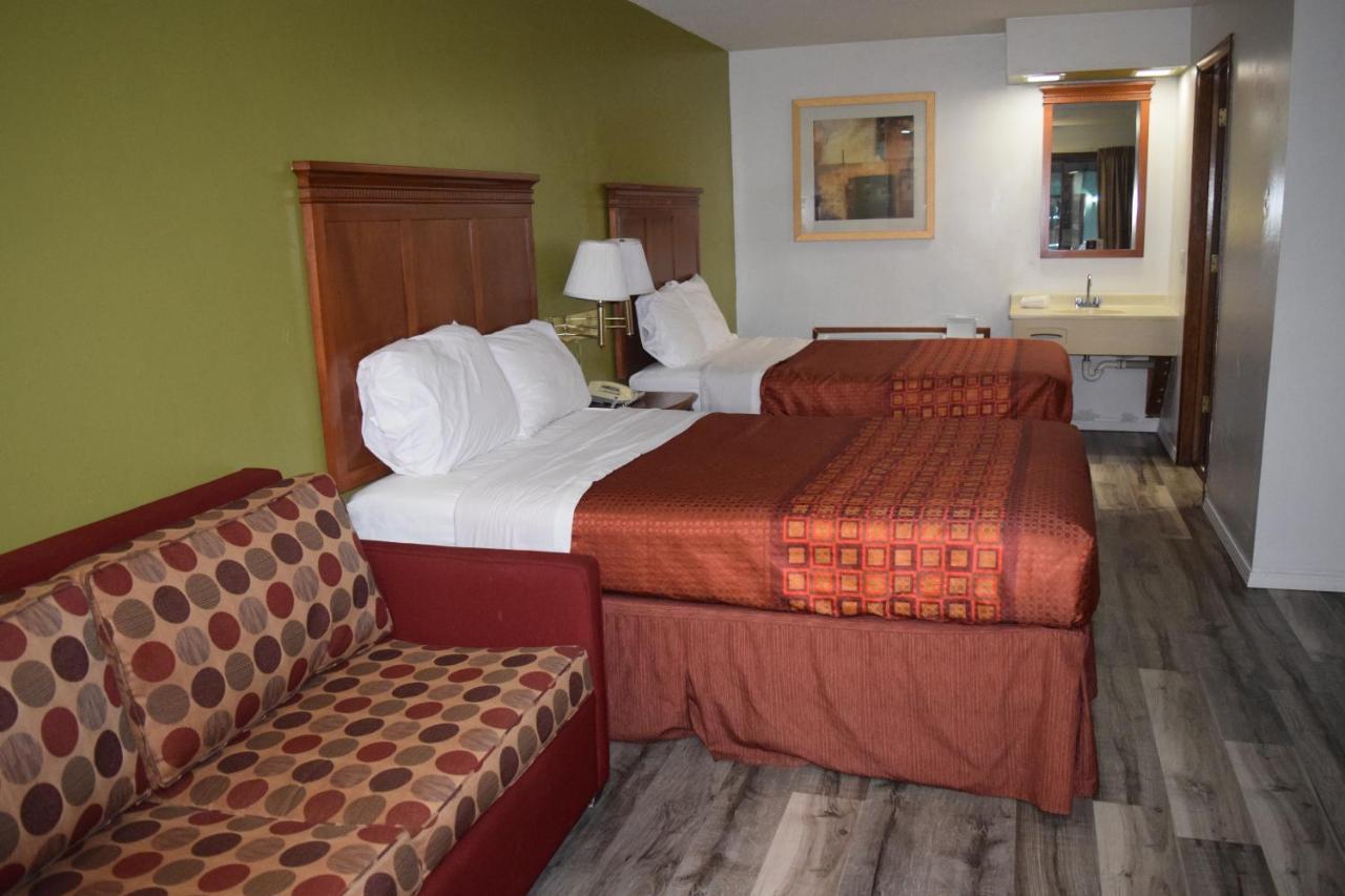 Regency Inn And Suites О-Клэр Экстерьер фото