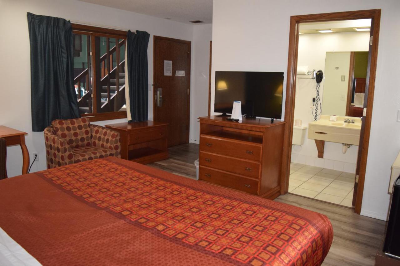 Regency Inn And Suites О-Клэр Экстерьер фото