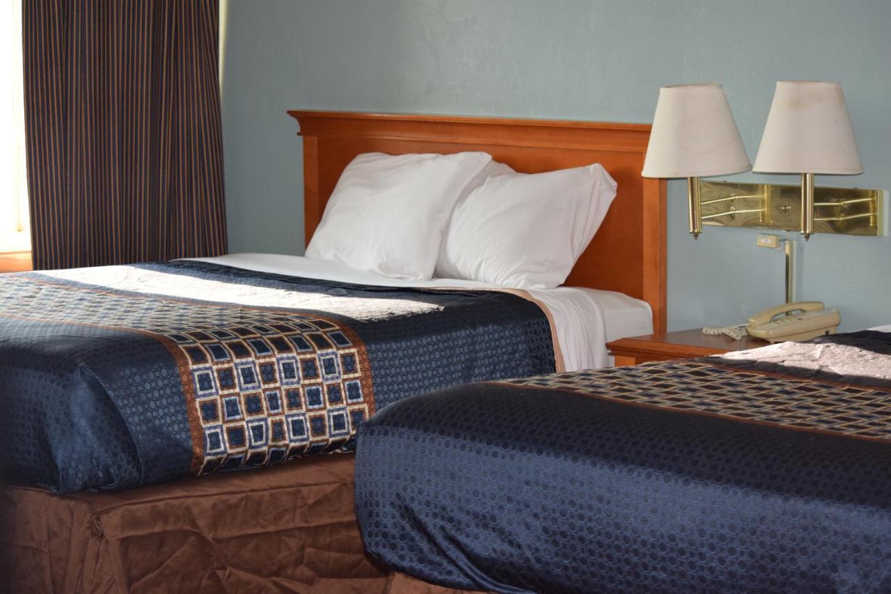 Regency Inn And Suites О-Клэр Экстерьер фото