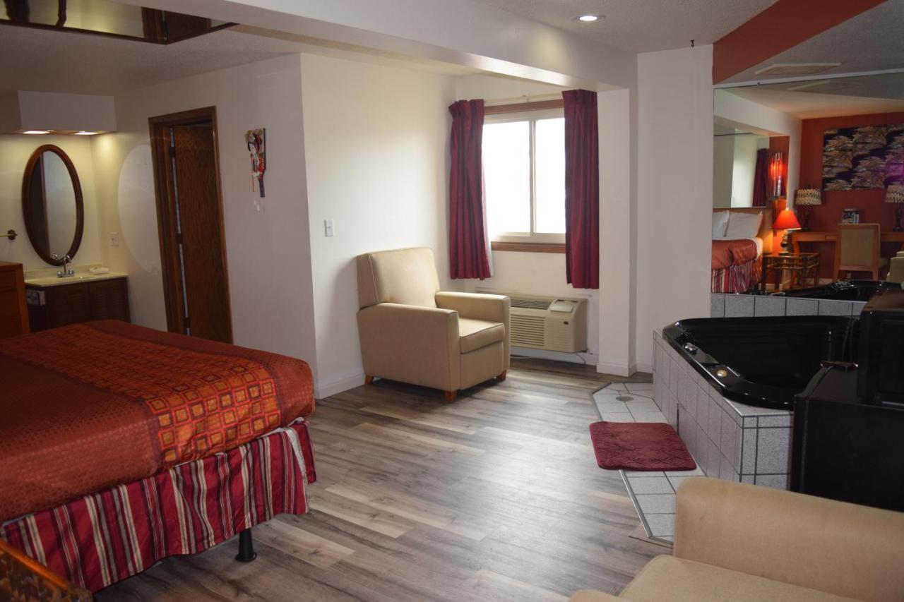 Regency Inn And Suites О-Клэр Экстерьер фото