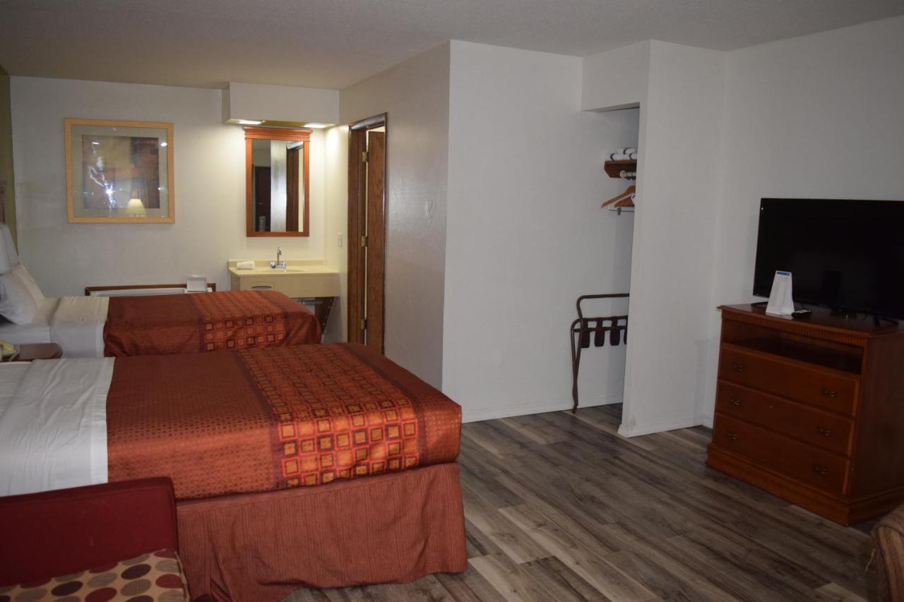 Regency Inn And Suites О-Клэр Экстерьер фото