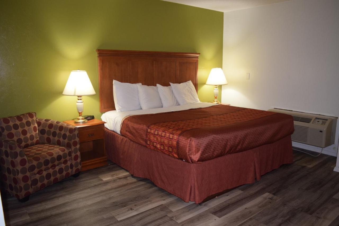 Regency Inn And Suites О-Клэр Экстерьер фото