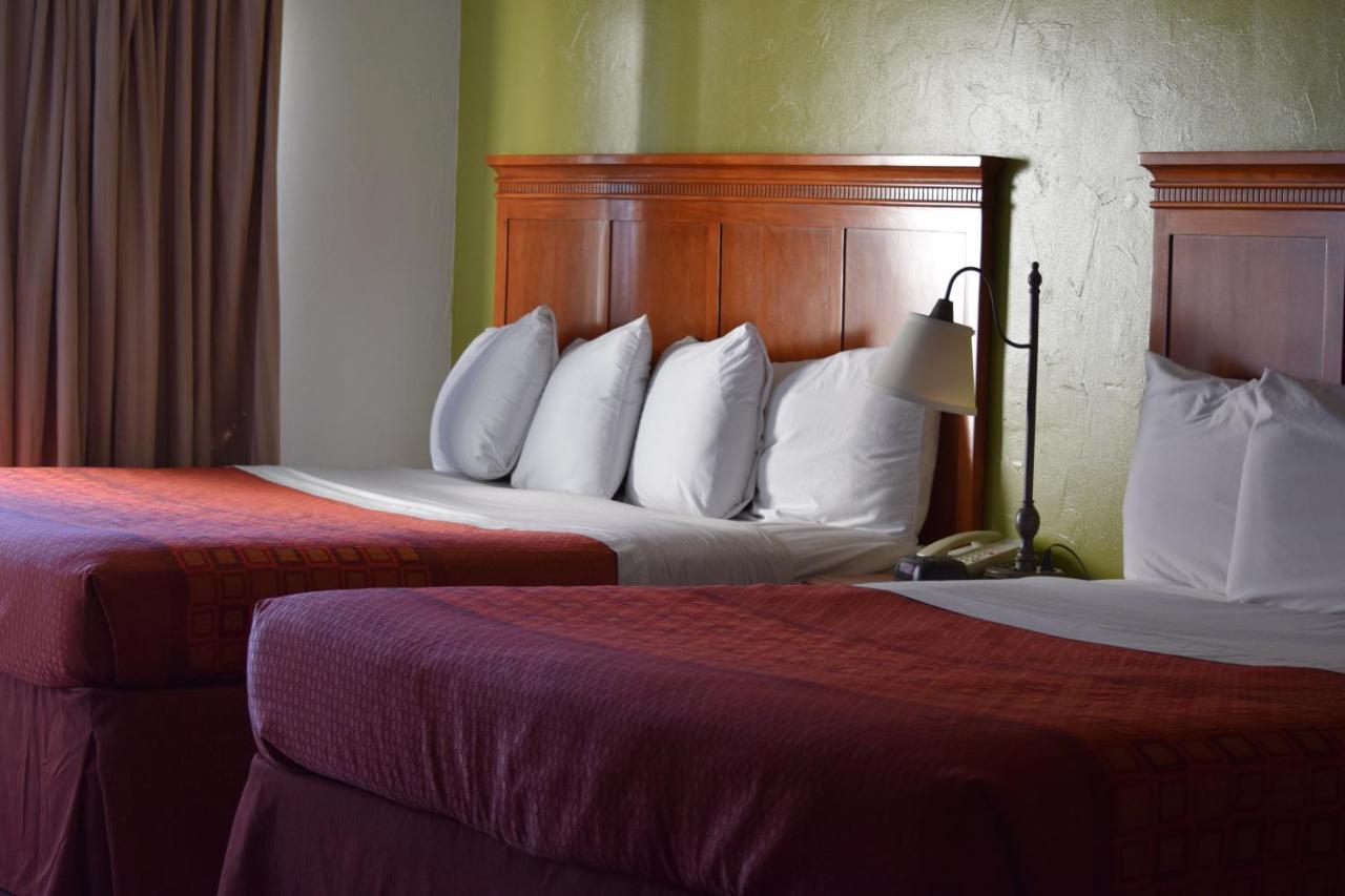 Regency Inn And Suites О-Клэр Экстерьер фото