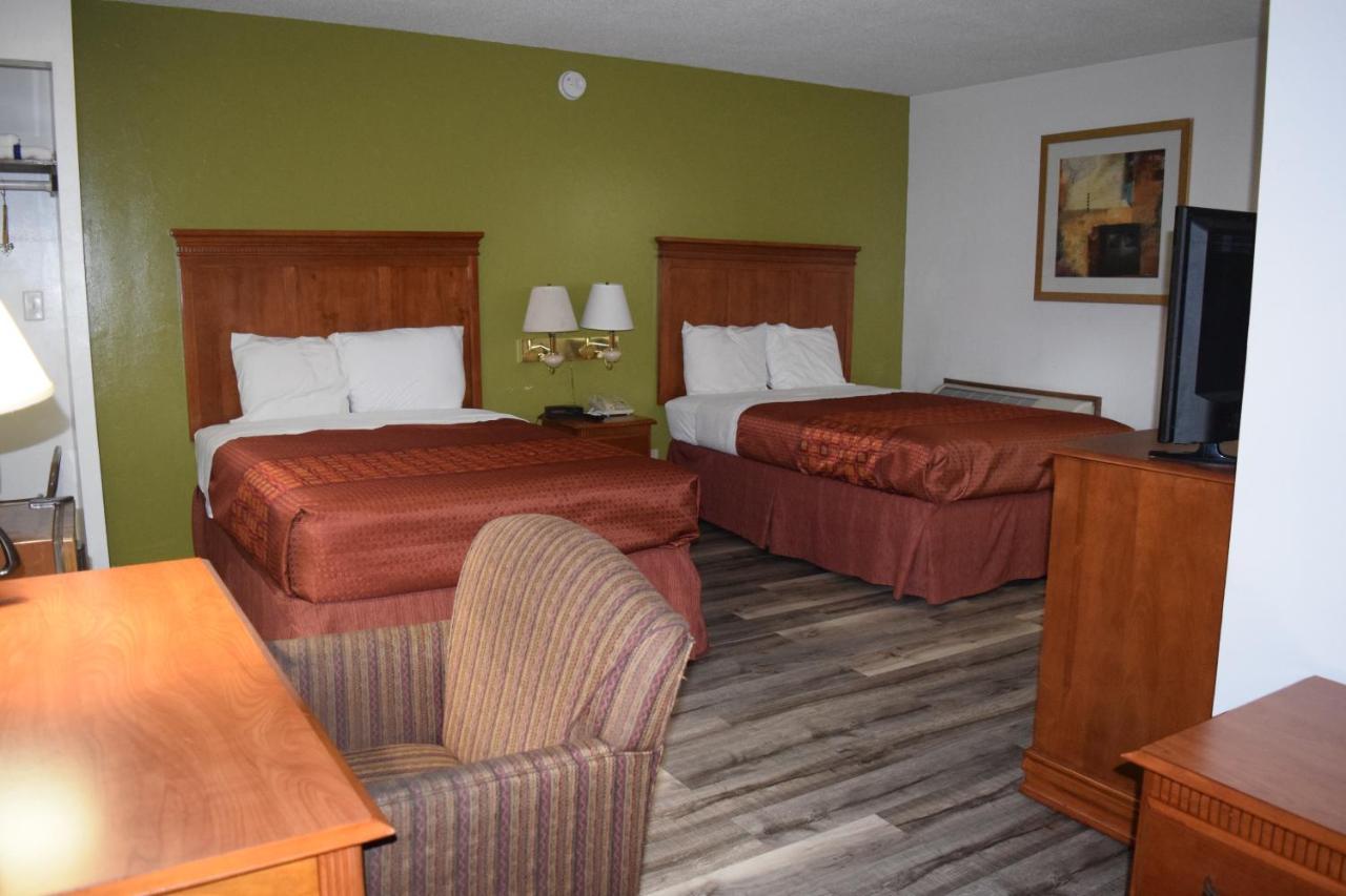 Regency Inn And Suites О-Клэр Экстерьер фото