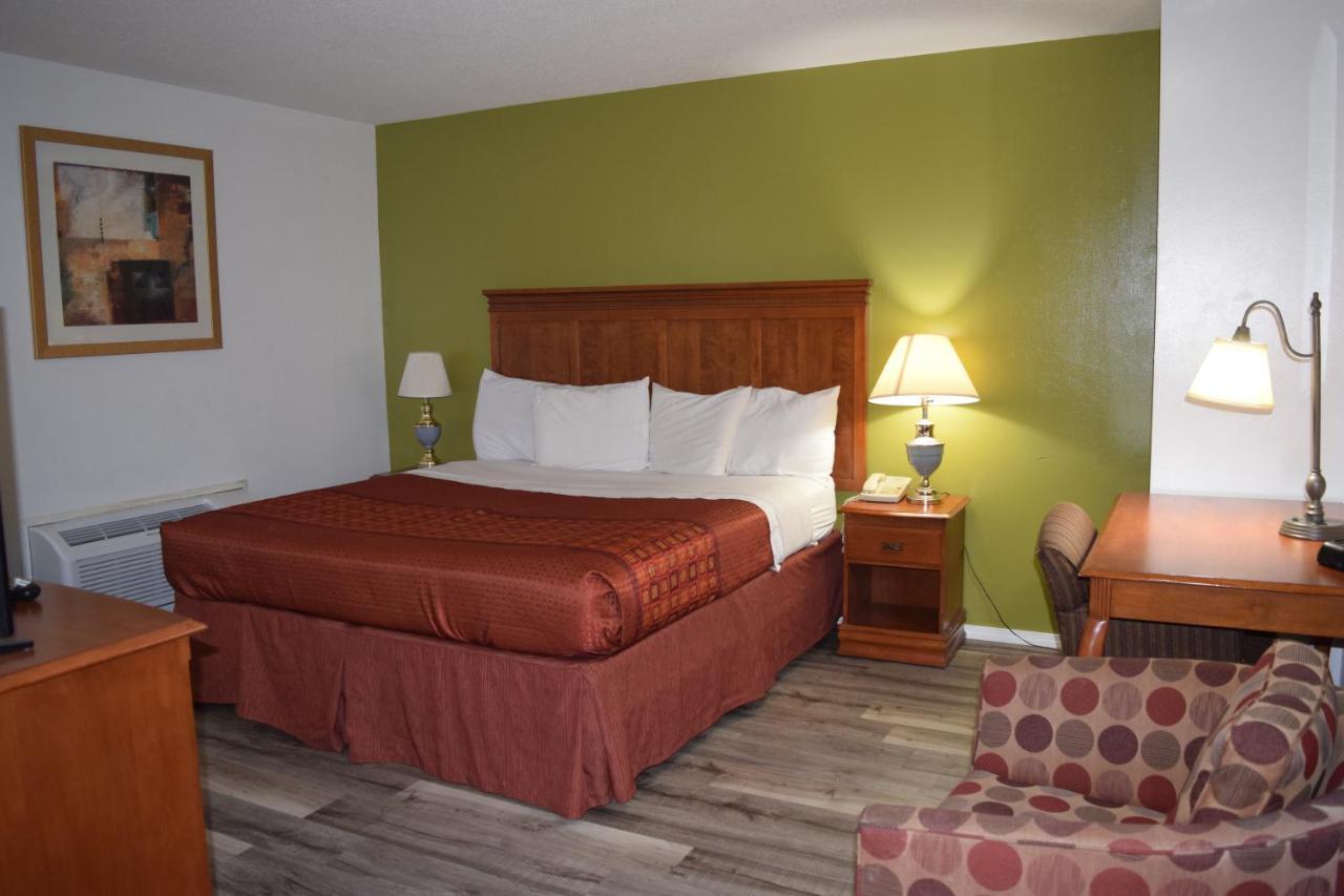 Regency Inn And Suites О-Клэр Экстерьер фото