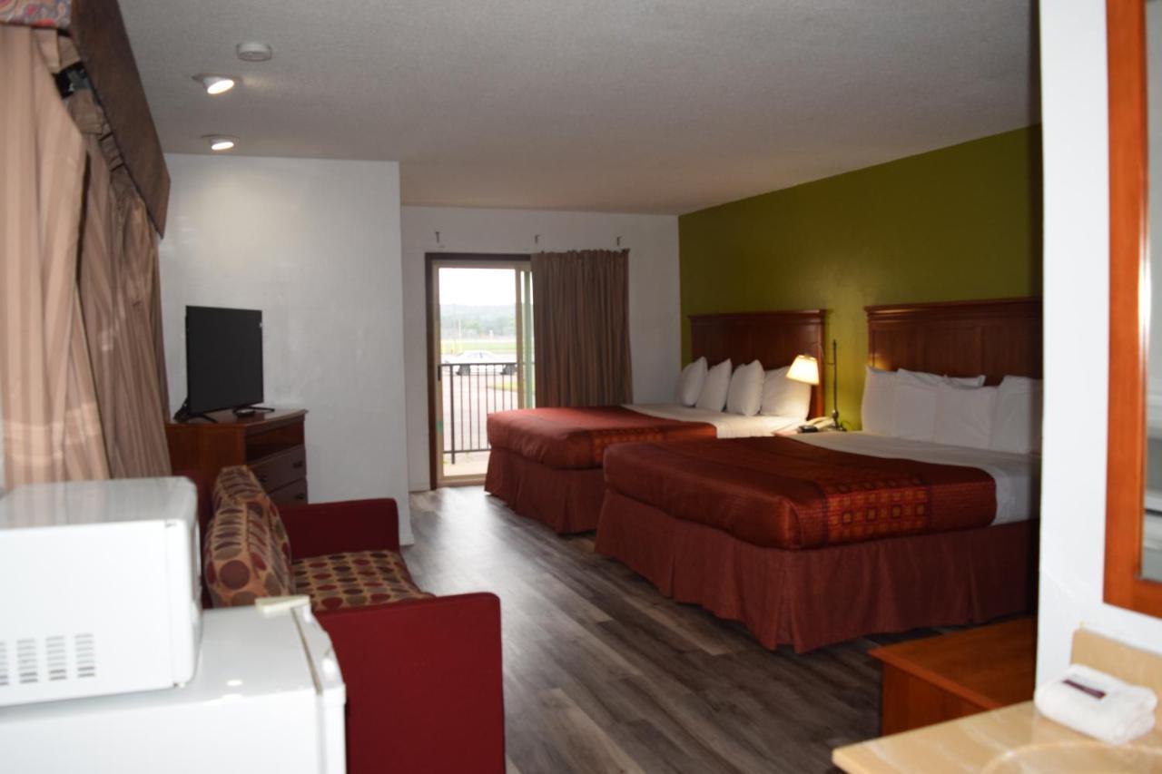 Regency Inn And Suites О-Клэр Экстерьер фото