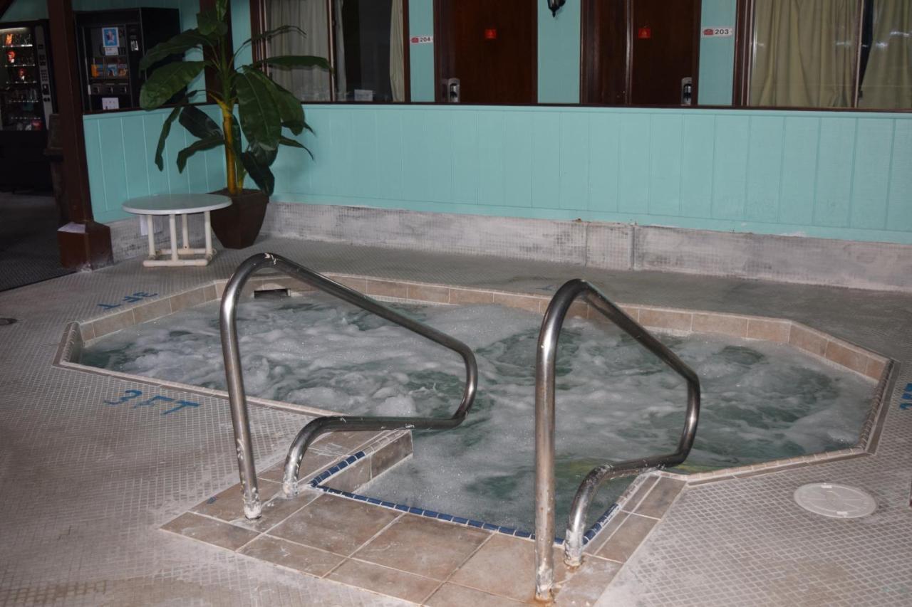 Regency Inn And Suites О-Клэр Экстерьер фото