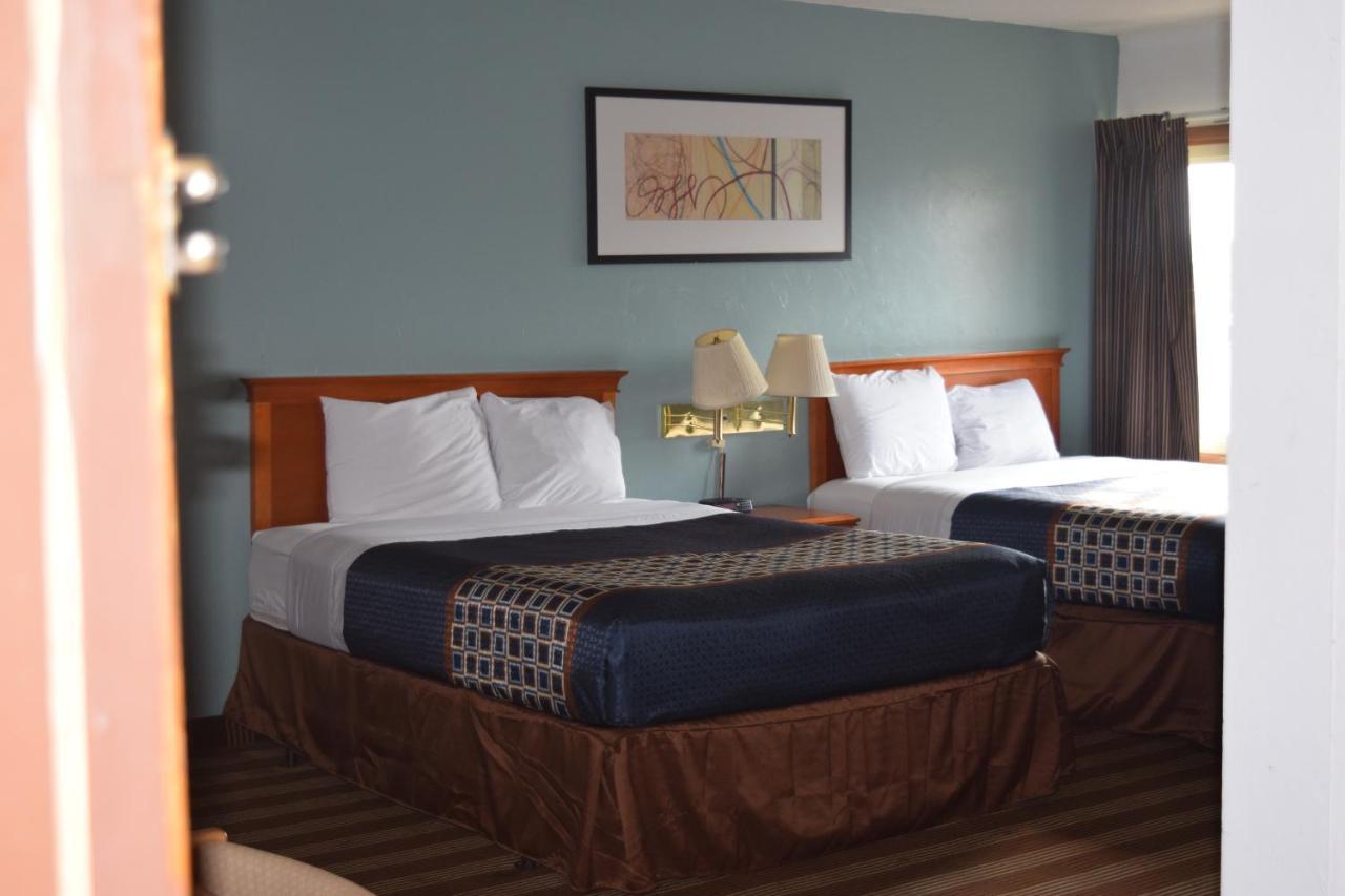 Regency Inn And Suites О-Клэр Экстерьер фото
