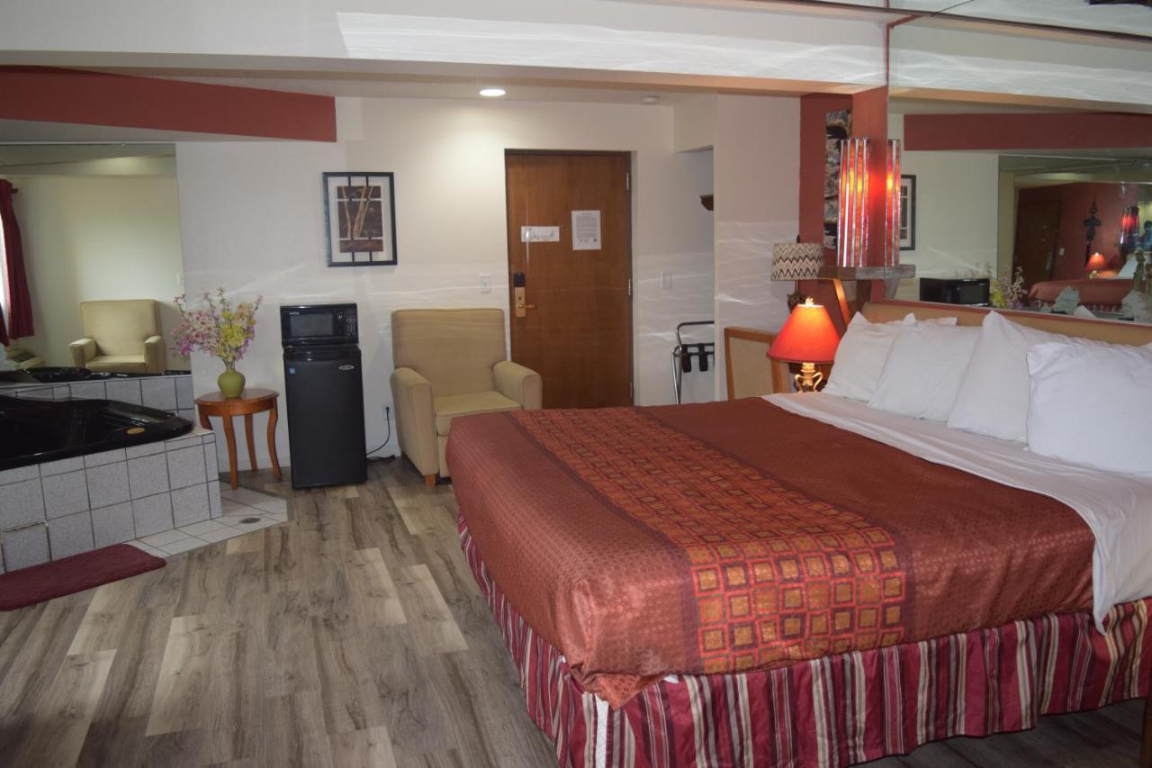 Regency Inn And Suites О-Клэр Экстерьер фото