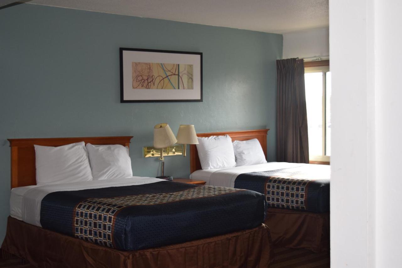 Regency Inn And Suites О-Клэр Экстерьер фото