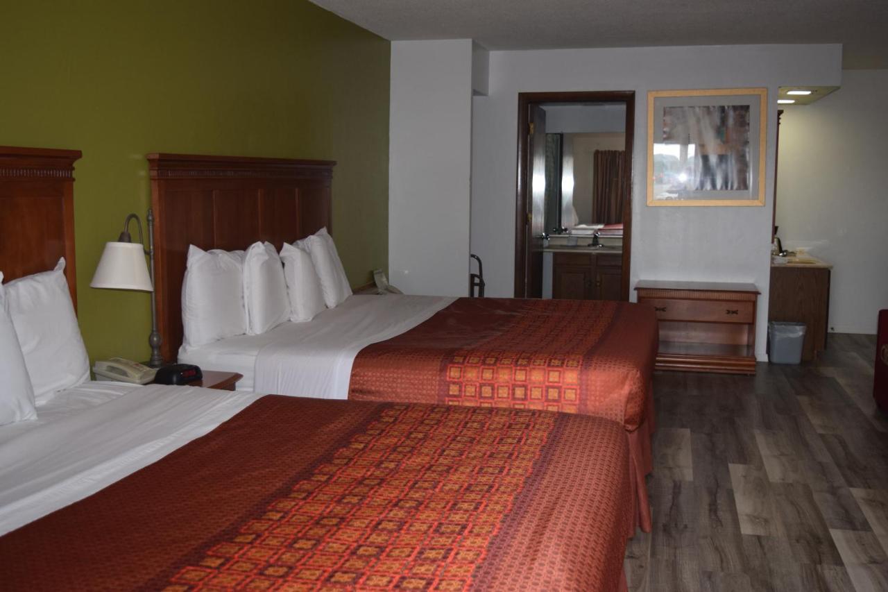 Regency Inn And Suites О-Клэр Экстерьер фото